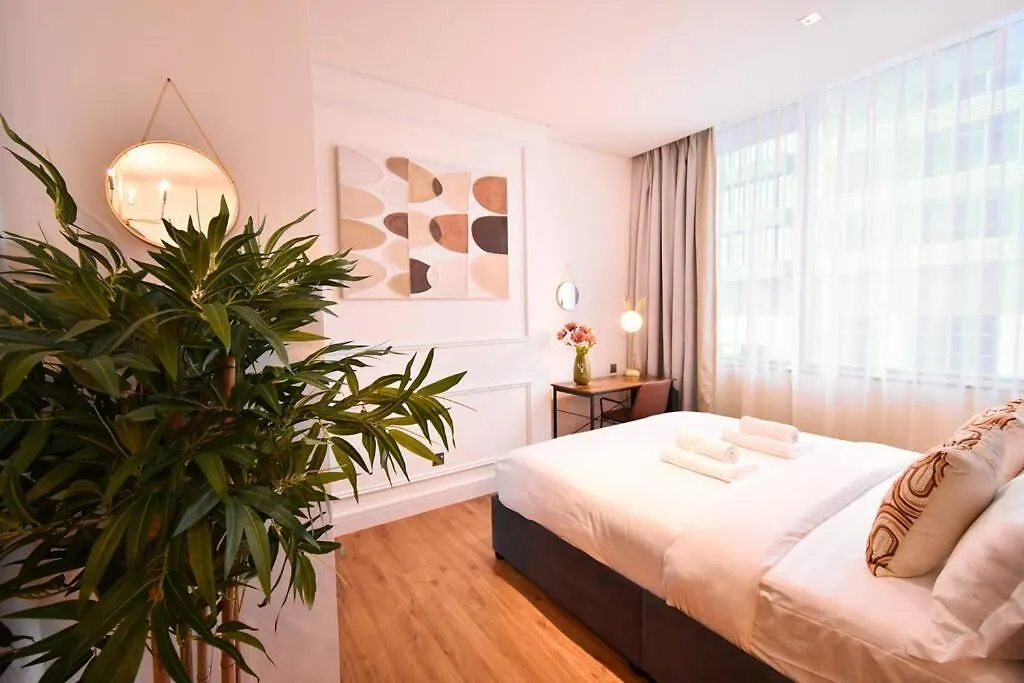Apartment Heart Of Difc: Sky Gardens Modern Chic Studio Dubai