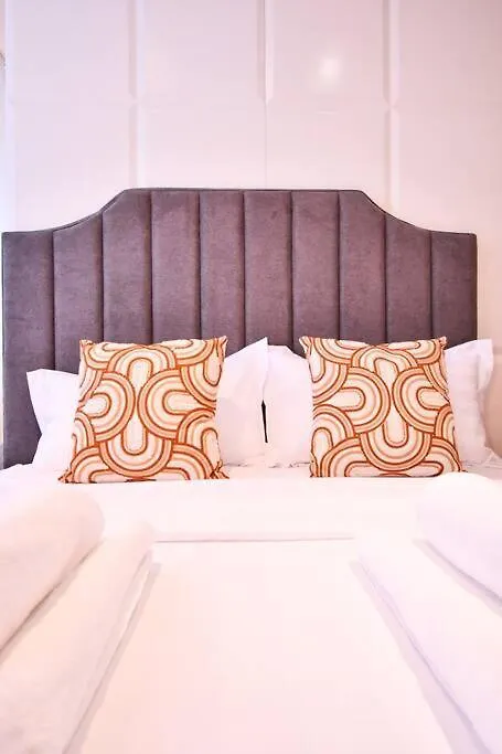 Heart Of Difc: Sky Gardens Modern Chic Studio Dubai Apartment