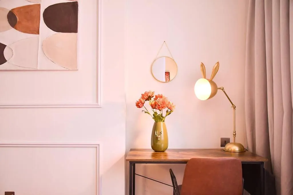 Apartment Heart Of Difc: Sky Gardens Modern Chic Studio Dubai